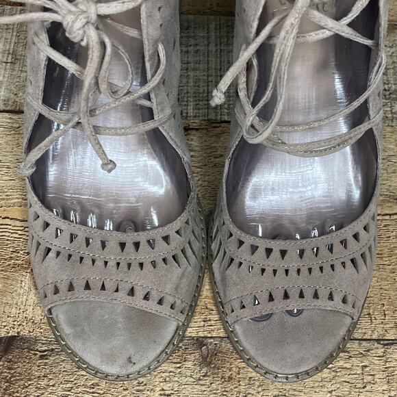 Vince Camuto Tarita Laser Cutout Lace Up Bootie Sandals Tan Suede Size 7.5 - Picture 2 of 14